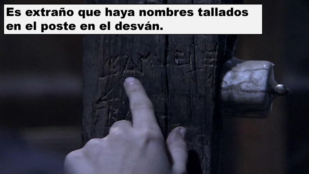 Es extraño que haya nombres tallados en el poste en el desván.