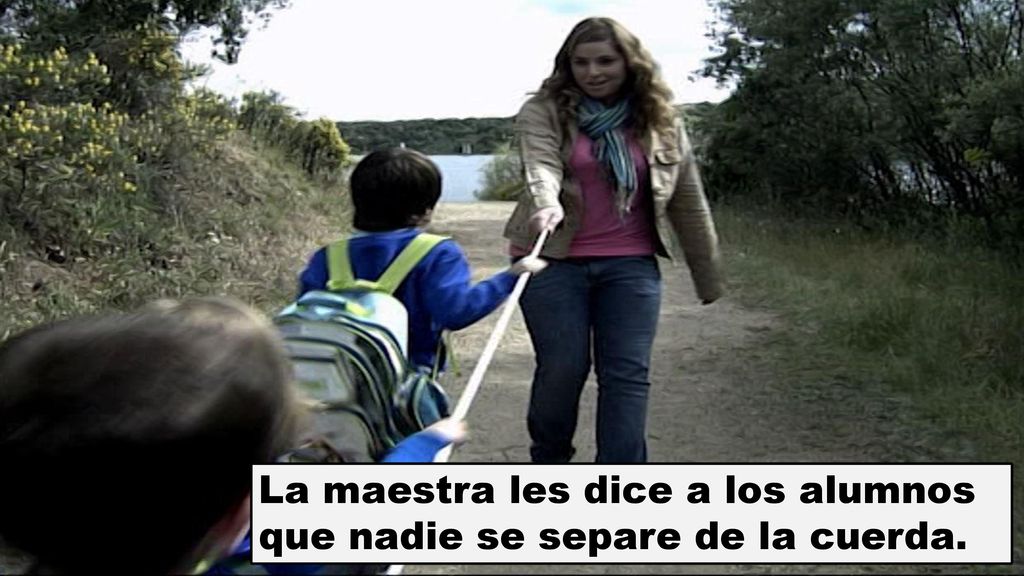 La maestra les dice a los alumnos que nadie se separe de la cuerda.
