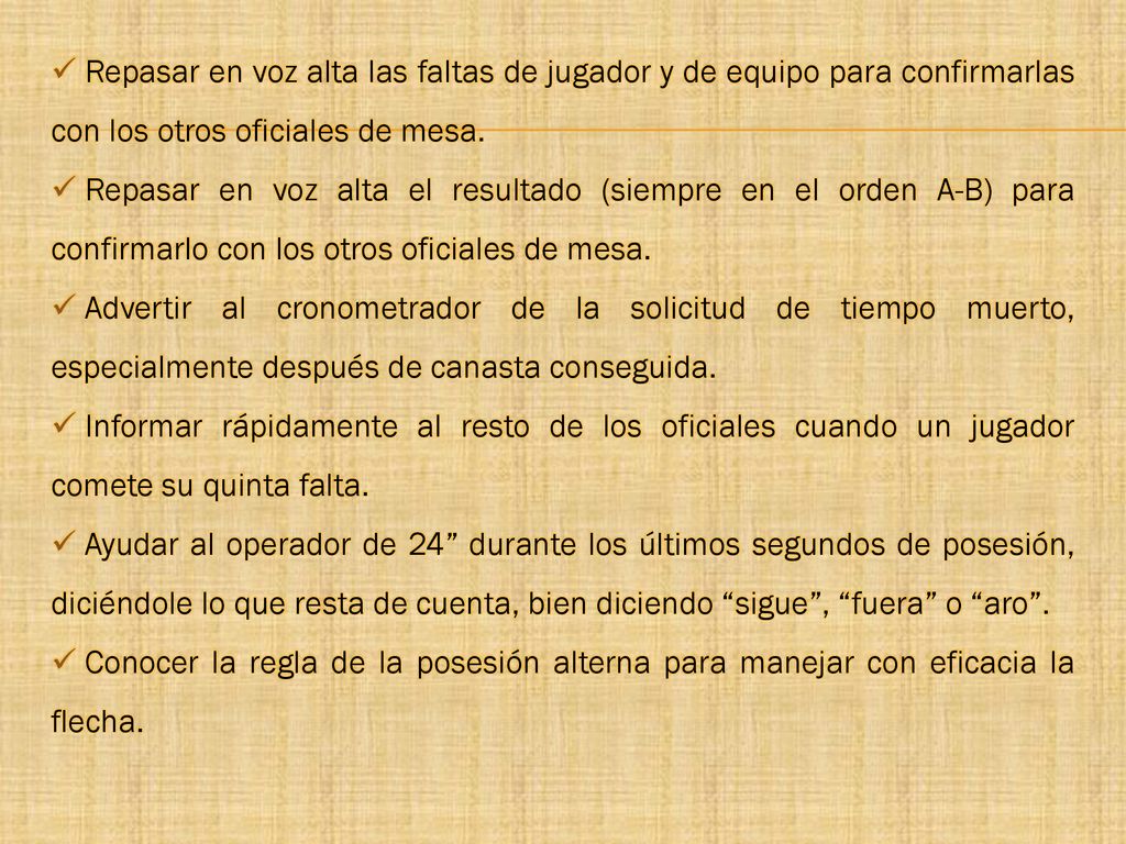 Repasar en voz alta las faltas de jugador y de equipo para confirmarlas con los otros oficiales de mesa.