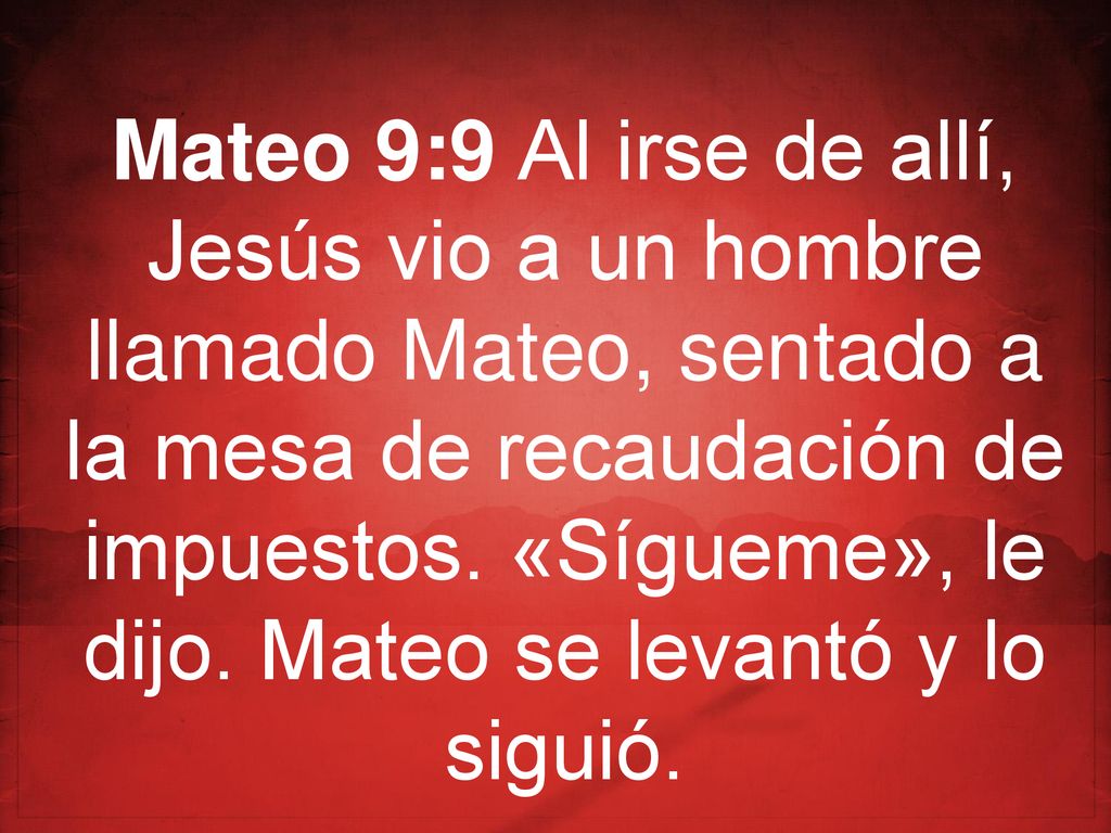 Mateo 9:9 Al irse de allí, Jesús vio a un hombre llamado Mateo, sentado a la mesa de recaudación de impuestos.