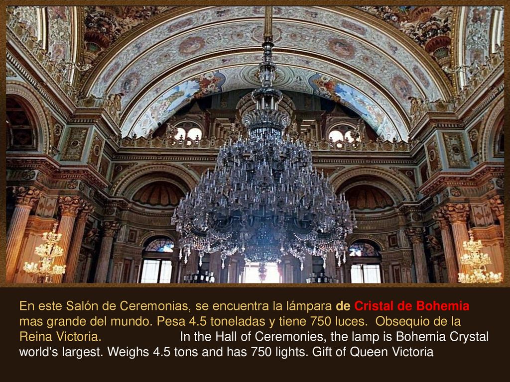 En este Salón de Ceremonias, se encuentra la lámpara de Cristal de Bohemia mas grande del mundo.