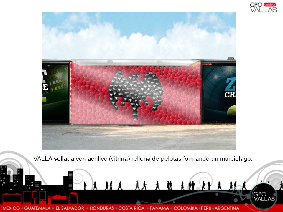 VALLA sellada con acrilico (vitrina) rellena de pelotas formando un murcielago.