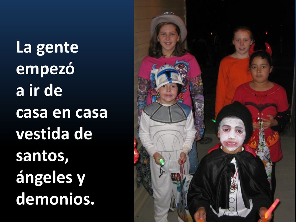 La gente empezó a ir de casa en casa vestida de santos, ángeles y demonios.