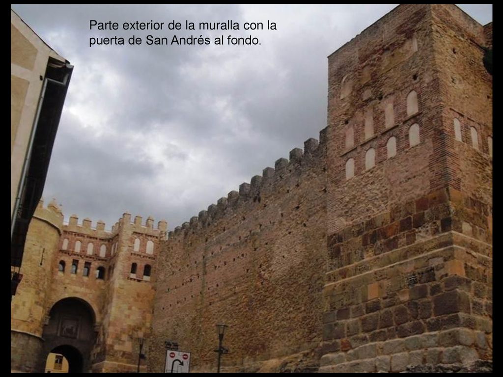 Parte exterior de la muralla con la puerta de San Andrés al fondo.