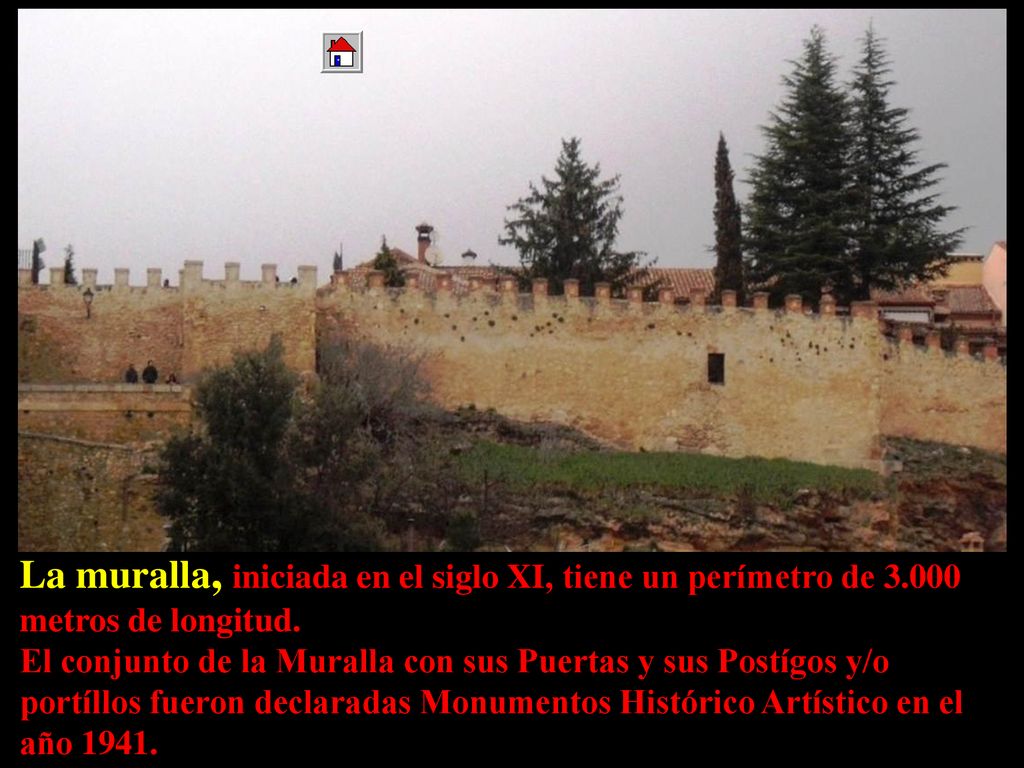 La muralla, iniciada en el siglo XI, tiene un perímetro de 3