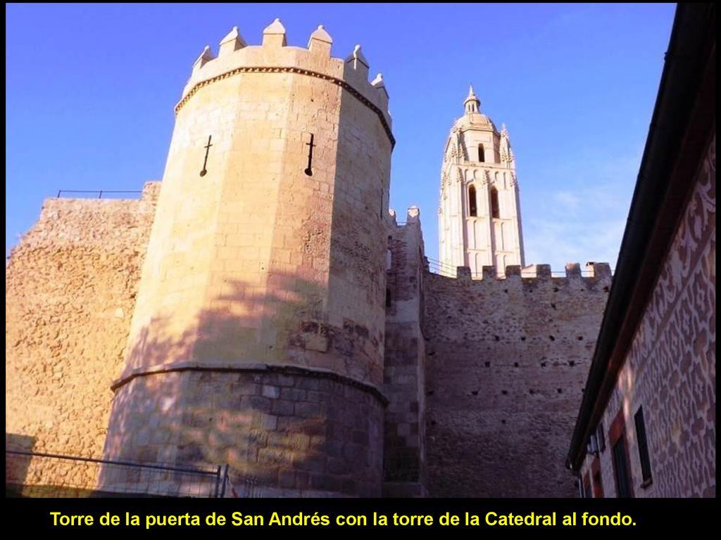 Torre de la puerta de San Andrés con la torre de la Catedral al fondo.