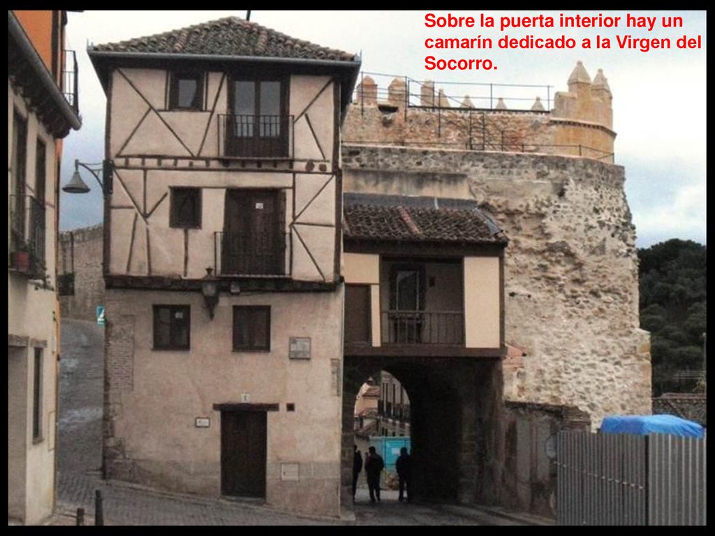 Sobre la puerta interior hay un camarín dedicado a la Virgen del Socorro.