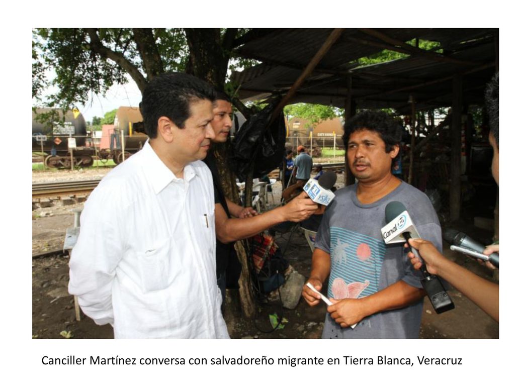 Canciller Martínez conversa con salvadoreño migrante en Tierra Blanca, Veracruz