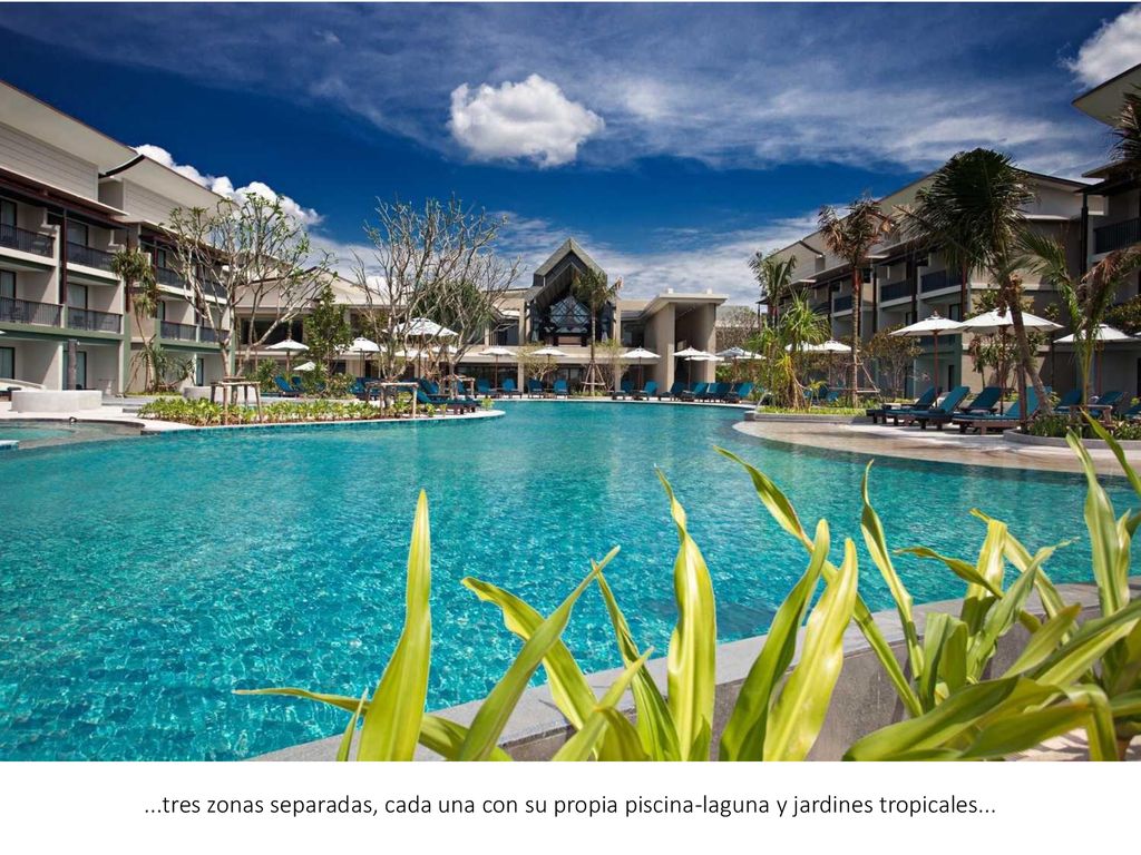 ...tres zonas separadas, cada una con su propia piscina-laguna y jardines tropicales...