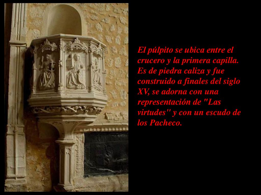 El púlpito se ubica entre el crucero y la primera capilla.