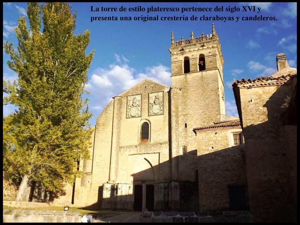 La torre de estilo plateresco pertenece del siglo XVI y presenta una original crestería de claraboyas y candeleros.