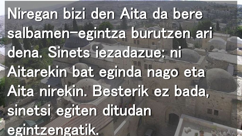 Niregan bizi den Aita da bere salbamen-egintza burutzen ari dena