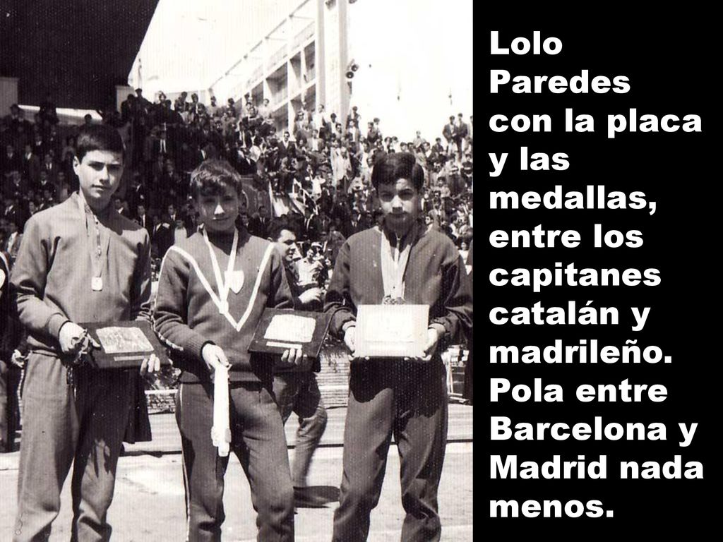 Lolo Paredes con la placa. y las medallas, entre los capitanes.
