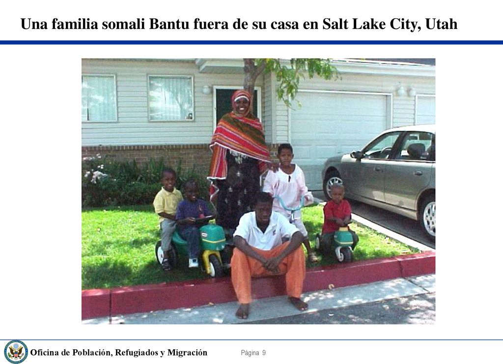 Una familia somali Bantu fuera de su casa en Salt Lake City, Utah