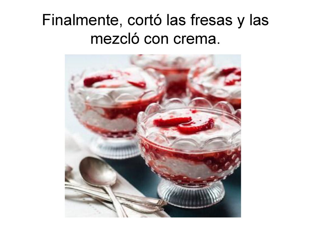 Finalmente, cortó las fresas y las mezcló con crema.