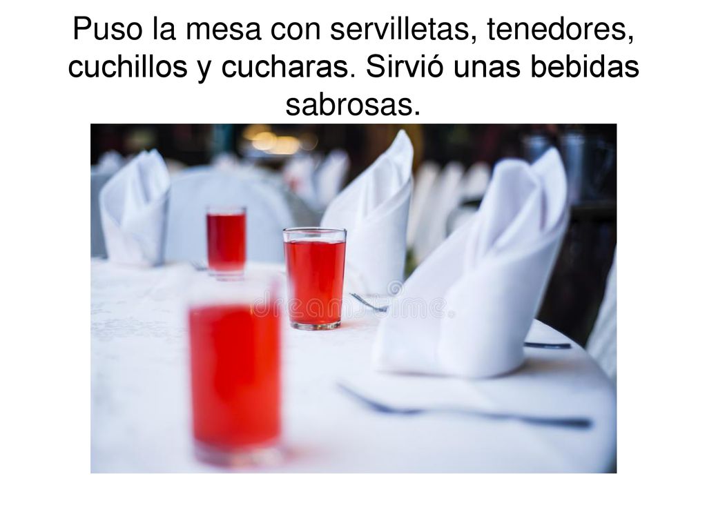 Puso la mesa con servilletas, tenedores, cuchillos y cucharas