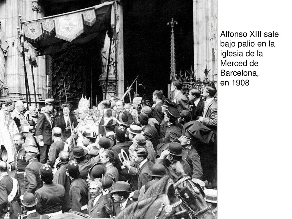 Alfonso XIII sale bajo palio en la iglesia de la Merced de Barcelona, en 1908