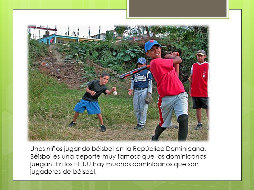 Unos niños jugando béisbol en la República Dominicana