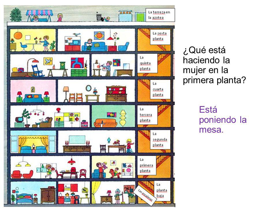 ¿Qué está haciendo la mujer en la primera planta Está poniendo la mesa.