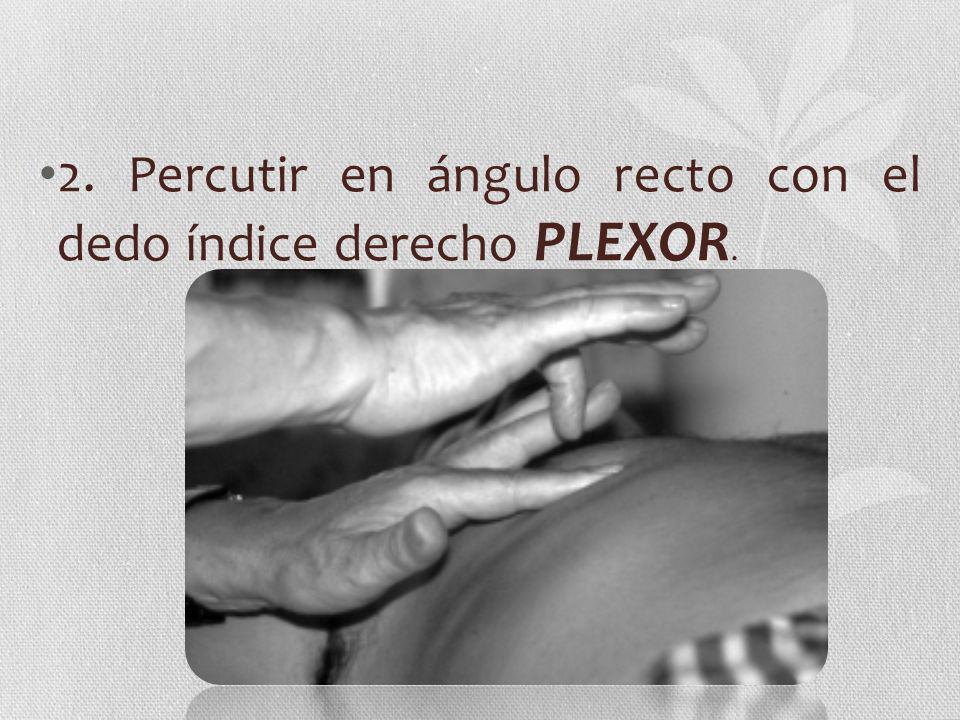 2. Percutir en ángulo recto con el dedo índice derecho PLEXOR.