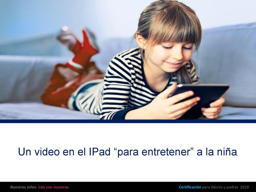 Un video en el IPad para entretener a la niña.