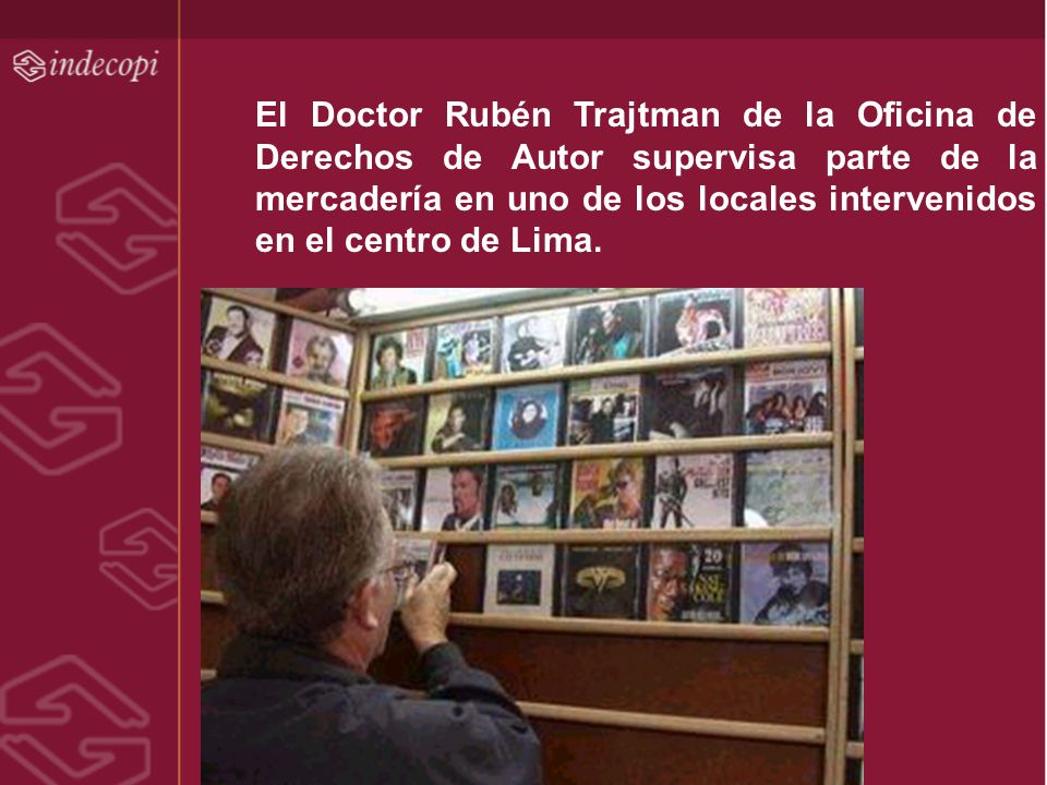 El Doctor Rubén Trajtman de la Oficina de Derechos de Autor supervisa parte de la mercadería en uno de los locales intervenidos en el centro de Lima.