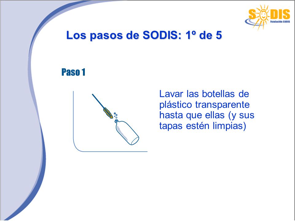 Los pasos de SODIS: 1º de 5 Lavar las botellas de plástico transparente hasta que ellas (y sus tapas estén limpias)