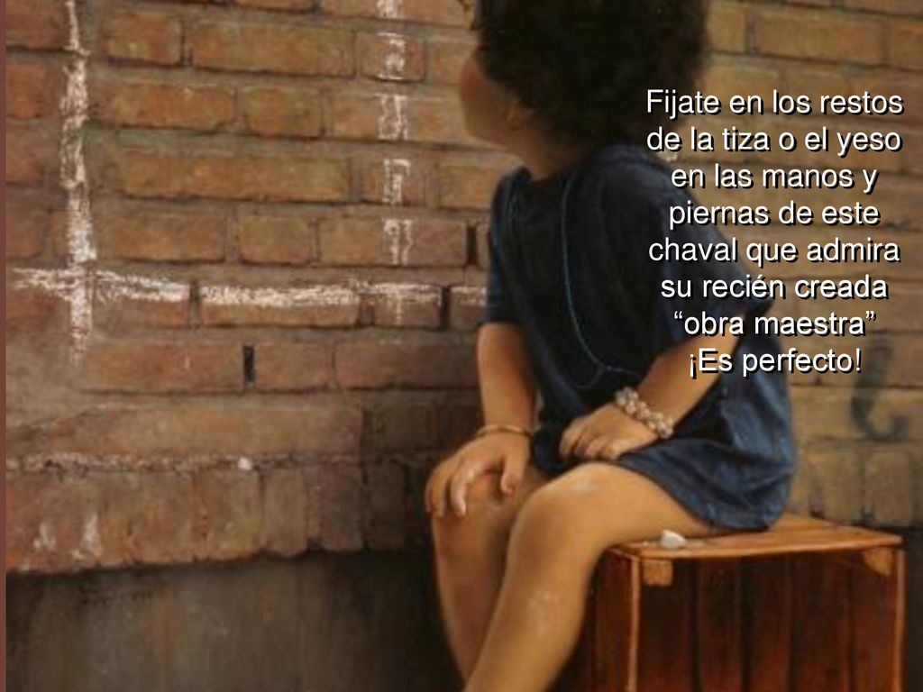 Fijate en los restos de la tiza o el yeso en las manos y piernas de este chaval que admira su recién creada obra maestra ¡Es perfecto!