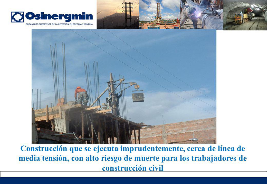 Construcción que se ejecuta imprudentemente, cerca de línea de media tensión, con alto riesgo de muerte para los trabajadores de construcción civil