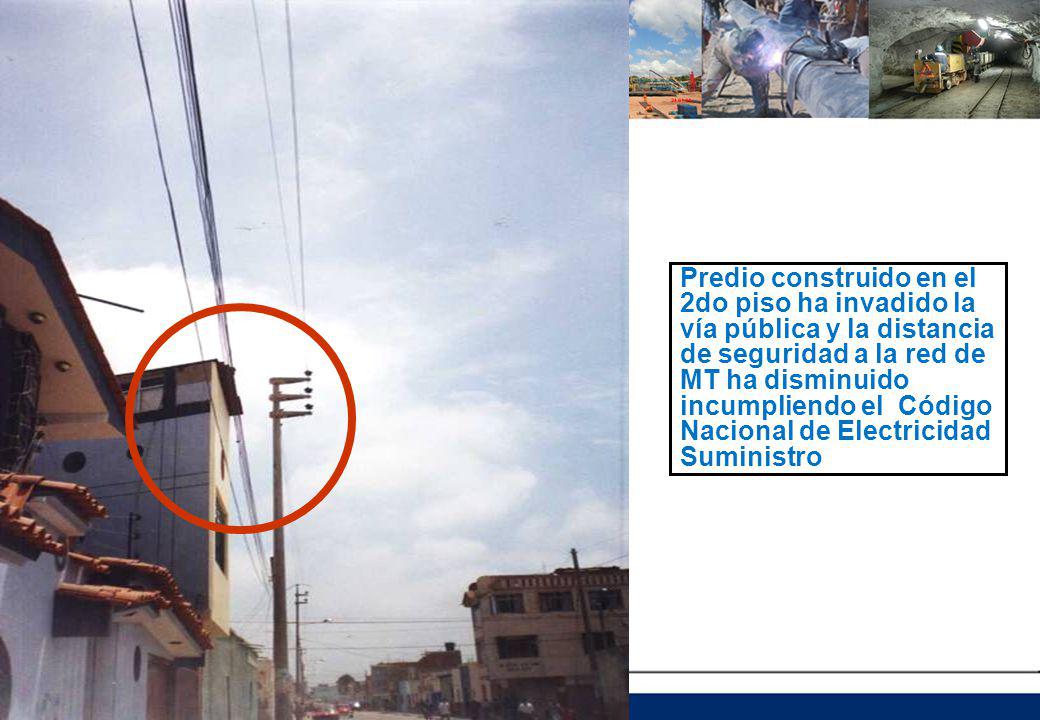 Predio construido en el 2do piso ha invadido la vía pública y la distancia de seguridad a la red de MT ha disminuido incumpliendo el Código Nacional de Electricidad Suministro