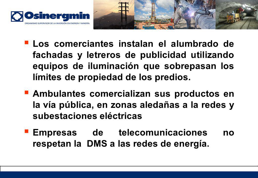 Los comerciantes instalan el alumbrado de fachadas y letreros de publicidad utilizando equipos de iluminación que sobrepasan los límites de propiedad de los predios.
