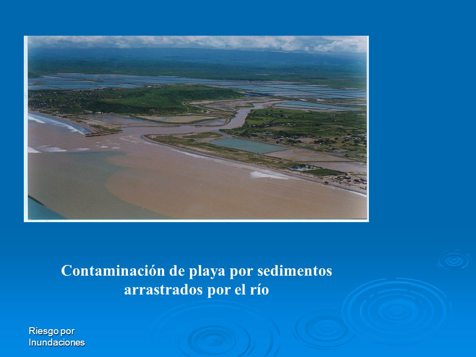 Contaminación de playa por sedimentos arrastrados por el río
