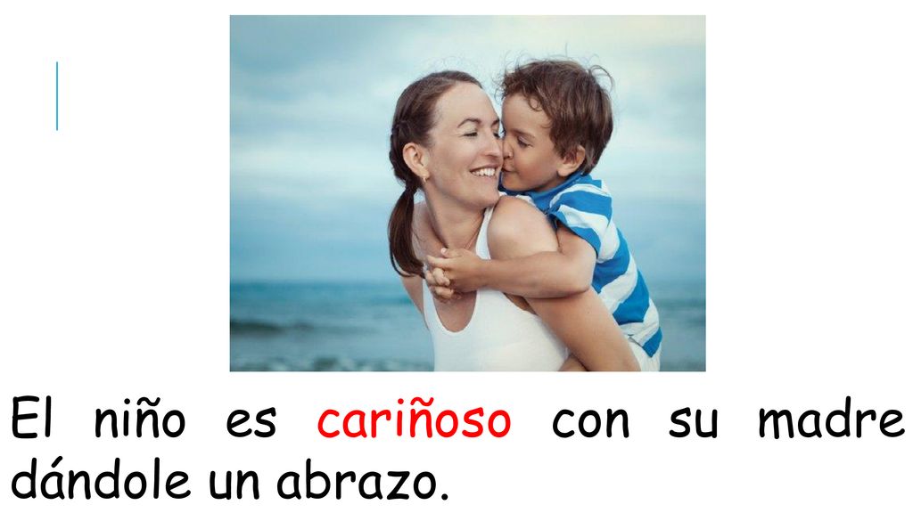 El niño es cariñoso con su madre dándole un abrazo.