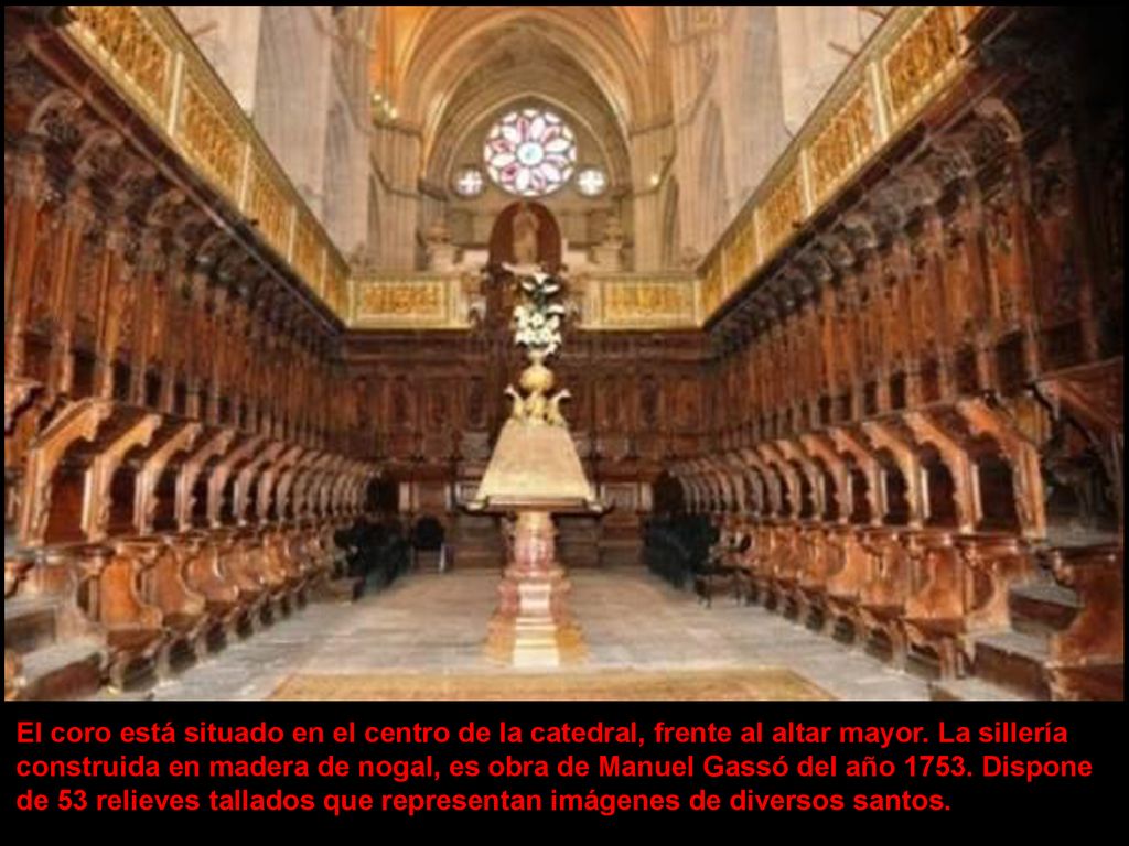 El coro está situado en el centro de la catedral, frente al altar mayor.