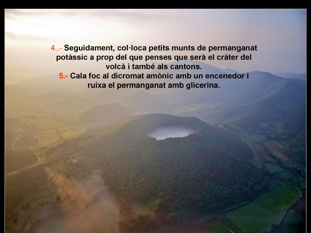 4..- Seguidament, col·loca petits munts de permanganat potàssic a prop del que penses que serà el cràter del volcà i també als cantons.