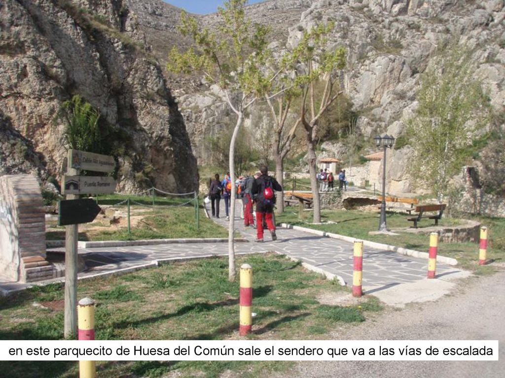 en este parquecito de Huesa del Común sale el sendero que va a las vías de escalada
