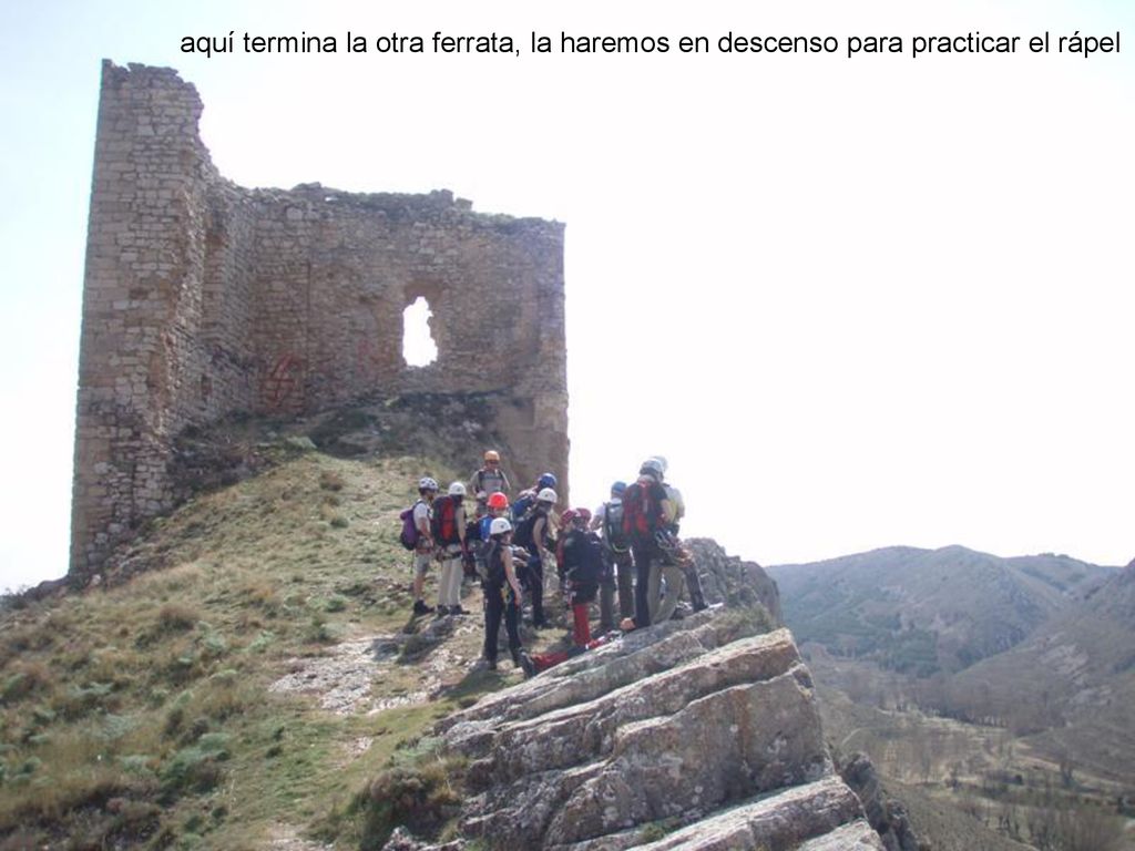aquí termina la otra ferrata, la haremos en descenso para practicar el rápel