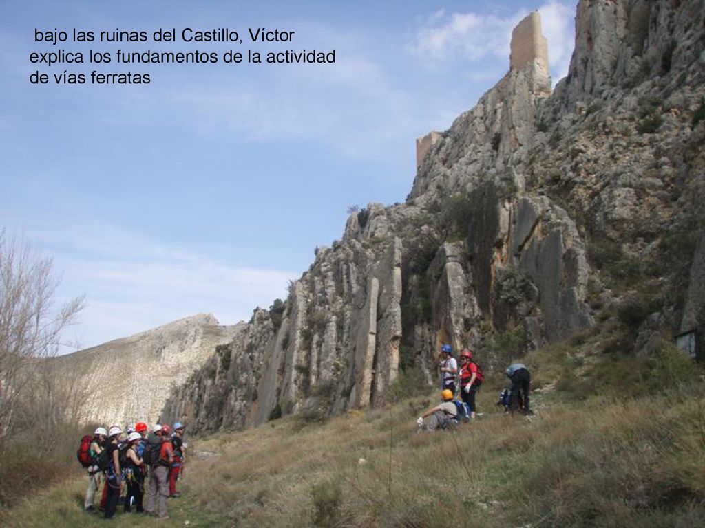 bajo las ruinas del Castillo, Víctor explica los fundamentos de la actividad de vías ferratas