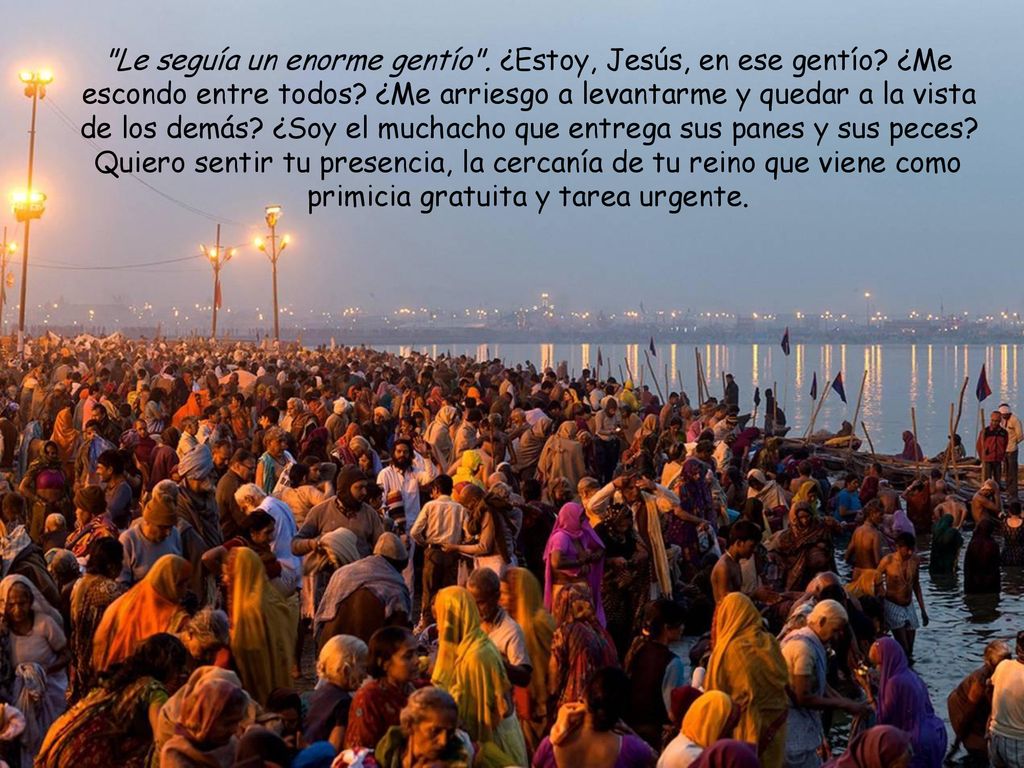 Le seguía un enorme gentío . ¿Estoy, Jesús, en ese gentío