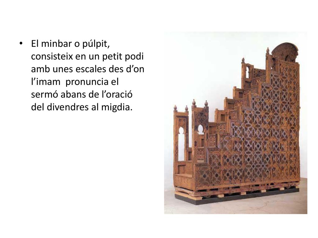 El minbar o púlpit, consisteix en un petit podi amb unes escales des d’on l’imam pronuncia el sermó abans de l’oració del divendres al migdia.