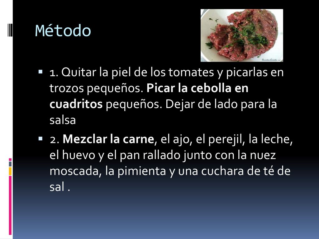 Método 1. Quitar la piel de los tomates y picarlas en trozos pequeños. Picar la cebolla en cuadritos pequeños. Dejar de lado para la salsa.