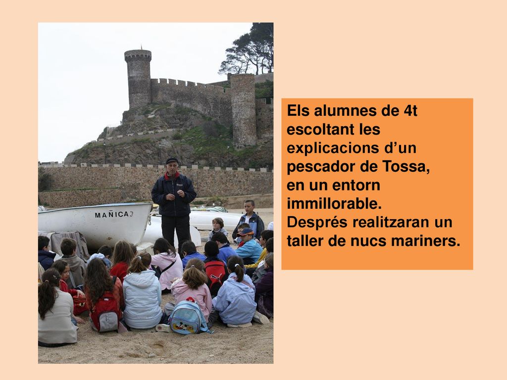 Els alumnes de 4t escoltant les explicacions d’un pescador de Tossa,