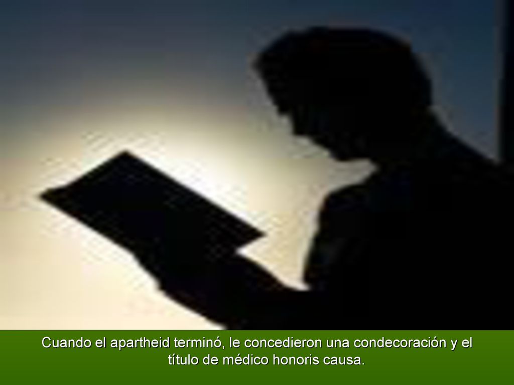 Cuando el apartheid terminó, le concedieron una condecoración y el título de médico honoris causa.