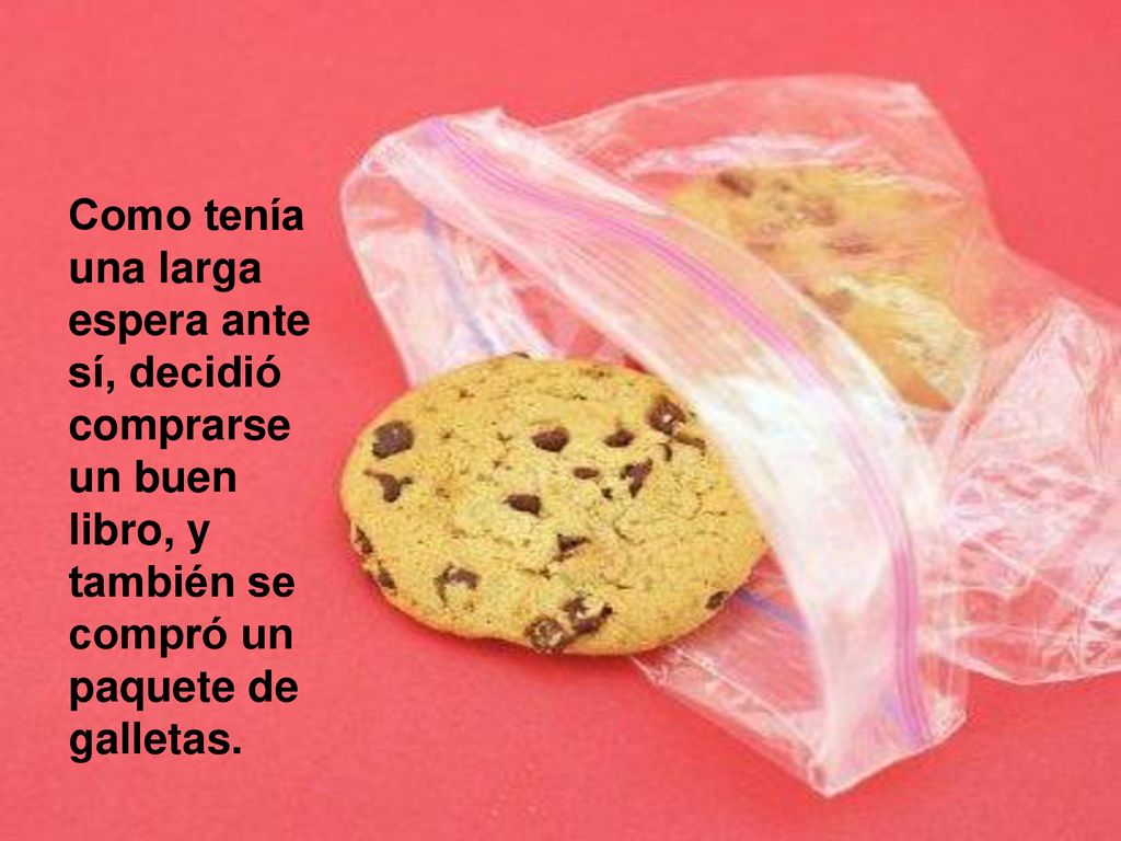 Como tenía una larga espera ante sí, decidió comprarse un buen libro, y también se compró un paquete de galletas.