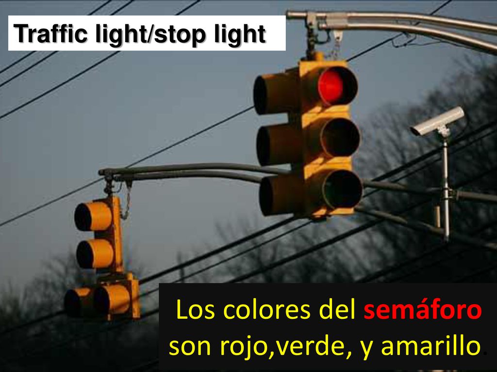 Los colores del semáforo son rojo,verde, y amarillo.