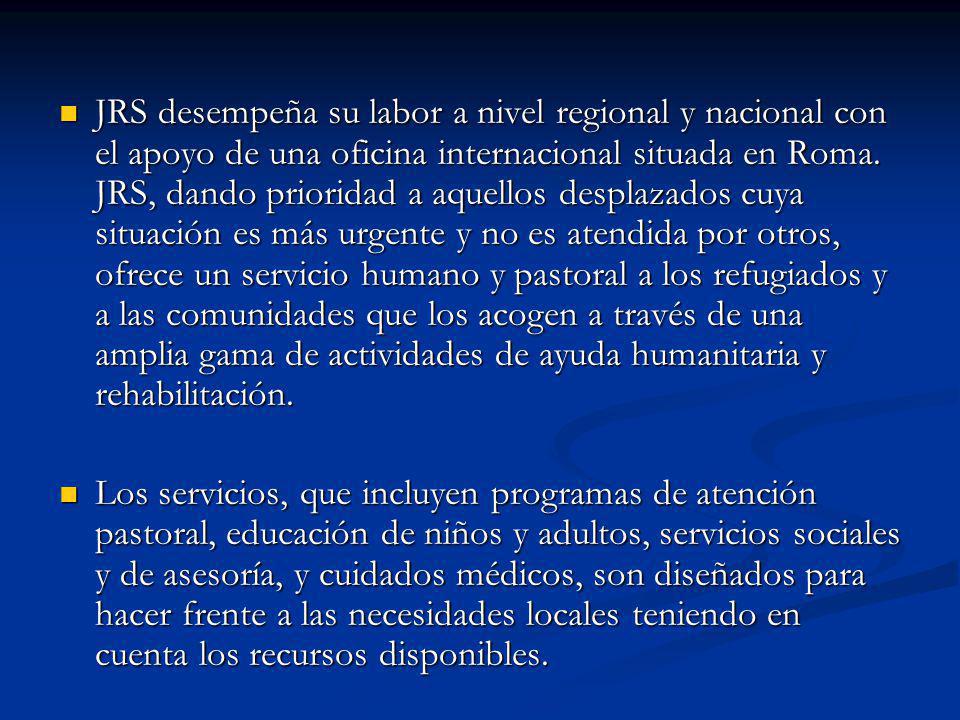 JRS desempeña su labor a nivel regional y nacional con el apoyo de una oficina internacional situada en Roma. JRS, dando prioridad a aquellos desplazados cuya situación es más urgente y no es atendida por otros, ofrece un servicio humano y pastoral a los refugiados y a las comunidades que los acogen a través de una amplia gama de actividades de ayuda humanitaria y rehabilitación.