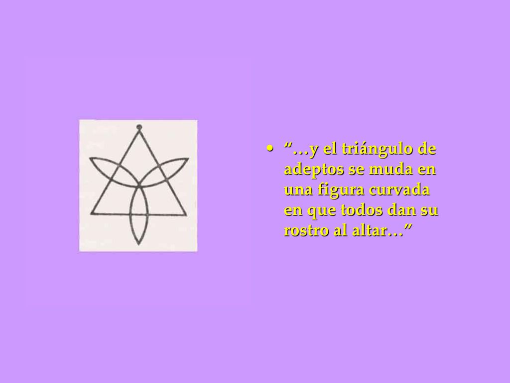 …y el triángulo de adeptos se muda en una figura curvada en que todos dan su rostro al altar…