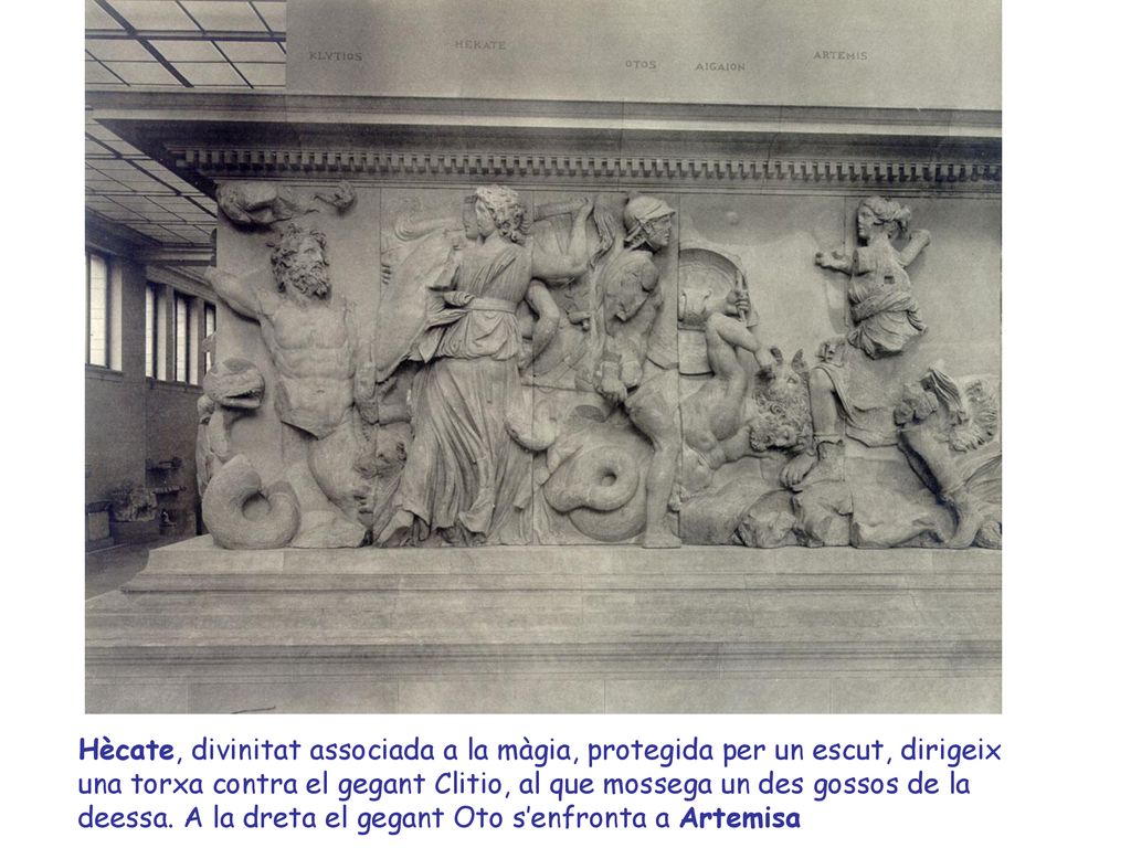 Hècate, divinitat associada a la màgia, protegida per un escut, dirigeix una torxa contra el gegant Clitio, al que mossega un des gossos de la deessa.
