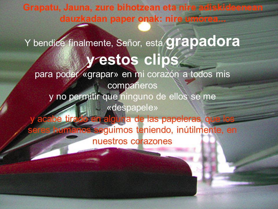 Y bendice finalmente, Señor, esta grapadora y estos clips