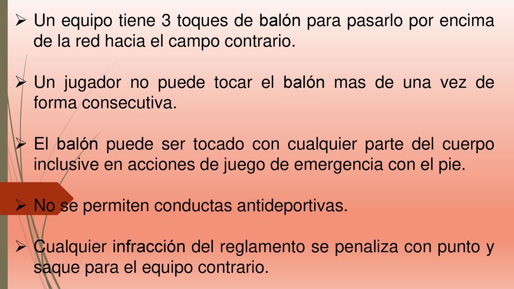 Un equipo tiene 3 toques de balón para pasarlo por encima de la red hacia el campo contrario.